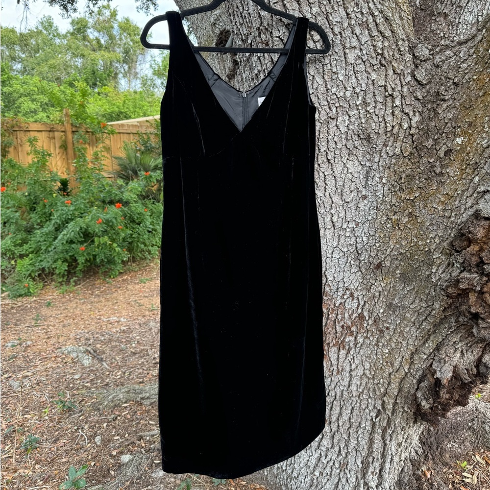 Vtg Bloomingdale’s-Black silk velvet v-neck Glam midi dress with back zipper. 10